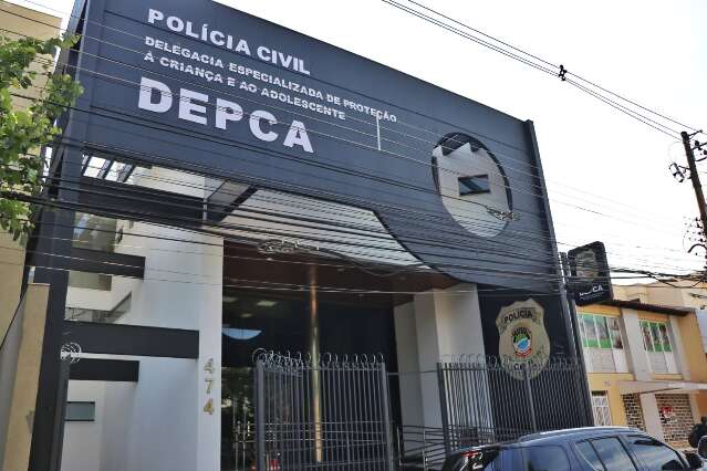 M&atilde;e &eacute; presa por abandonar crian&ccedil;as de 2 e 8 anos e pol&iacute;cia investiga estupro