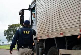 Policial Rodoviário Federal fiscalizando caminhoneiro em estrada federal de Mato Grosso do Sul (Foto: Divulgação/PRF)