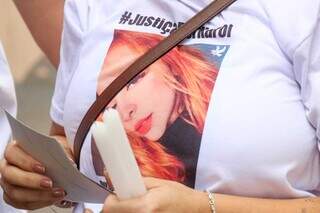 Familiares de Karolina Silva Pereira com camiseta em homenagem à moça que foi morta pelo ex aos 22 anos. (Foto: Henrique Kawaminami/Arquivo)