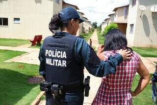 Policial Militar e vítima de violência em atendimento do Promuse (Programa Mulher Segura). (Foto: Divulgação/Sejusp)