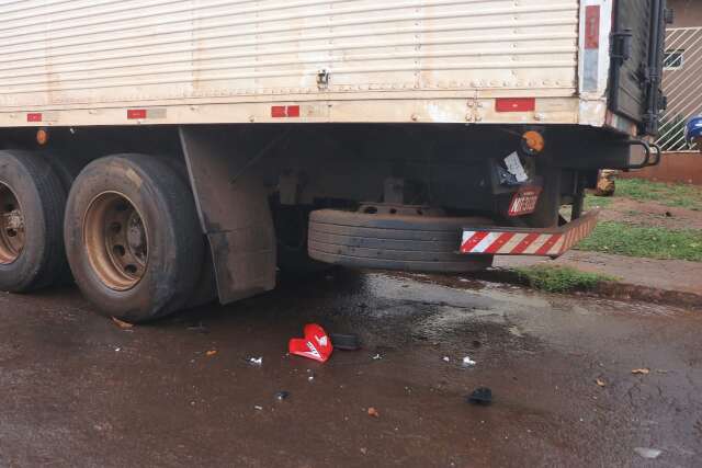 Jovem &eacute; intubado ap&oacute;s colidir motocicleta em traseira de caminh&atilde;o  