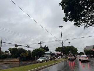 Avenida Hayel Bon Faker na manhã desta terça-feira de chuva e frio em Dourados (Foto: Helio de Freitas)