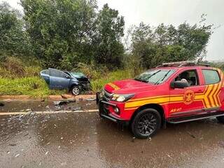 Homem morre e dois ficam feridos em acidente entre ve&iacute;culos