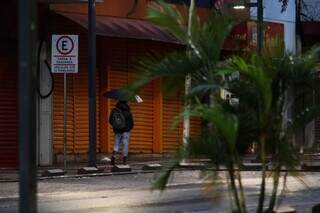 Frio chegou com chuva em diversos municípios de MS. (Foto: Henrique Kawaminami)