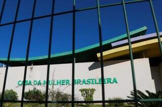 Casa da Mulher Brasileira, onde funciona a Deam (Delegacia Especializada de Atendimento à Mulher) de Campo Grande. (Foto: Henrique Kawaminami)