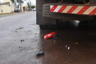 Caminhão estacionado que foi atingido pela motocicleta durante a madrugada (Foto: Paulo Francis)