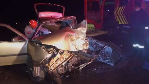 Colisão entre caminhão e carro deixa um morto e dois feridos na MS-164