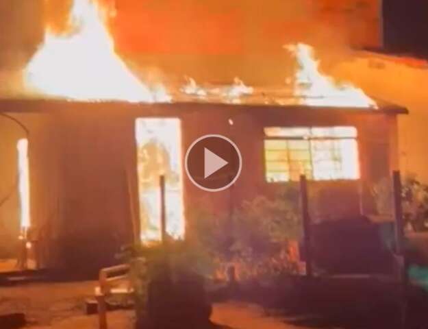 Inc&ecirc;ndio destr&oacute;i dep&oacute;sito de madeira e suspeita &eacute; de curto-circuito