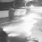 Câmera flagra rapaz colidindo motocicleta em traseira de caminhão