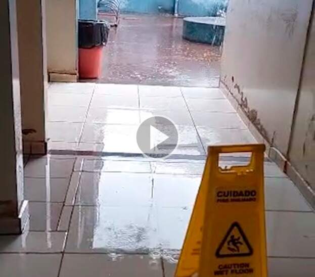 Vídeo mostra posto de saúde alagado durante chuva no Coophavilla