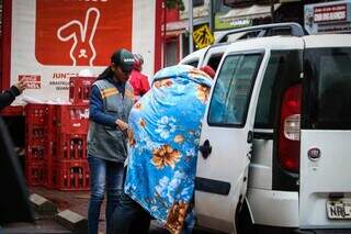 Morador de rua sendo acolhido pela equipe da SAS. (Foto: Henrique Kawaminami)