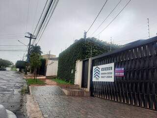 No Bairro Vivendas do Bosque, casa à venda em espaço que vai abrigando cada vez mais prédios (Foto: Caroline Maldonado)