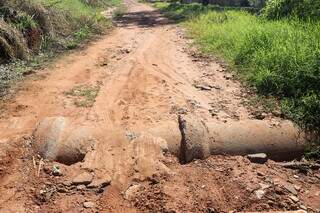 Tubulação em área paralela à Rua das Dálias, no Jardim Noroeste. (Foto: Paulo Francis)