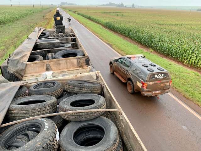 Carreta levava R$ 1 milh&atilde;o em pneus contrabandeados do Paraguai