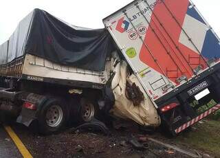 Motorista da Scania ficou preso às ferragens e morreu. (Foto: Nova Notícias)