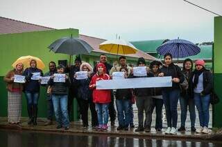 Motivado por repercussão de denúncia contra diretor na imprensa, grupo se manifesta (Foto: Henrique Kawaminami)