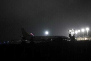 Neblina encobre pista do Aeroporto de Campo Grande. (Foto: Paulo Francis/Arquivo)