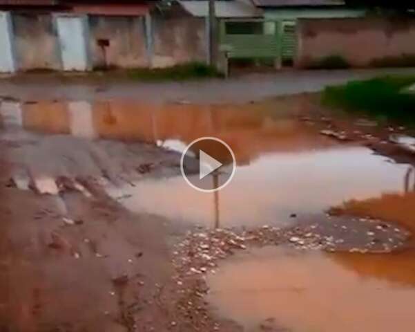 P&eacute; na lama &eacute; rotina em rua intransit&aacute;vel no S&atilde;o Conrado