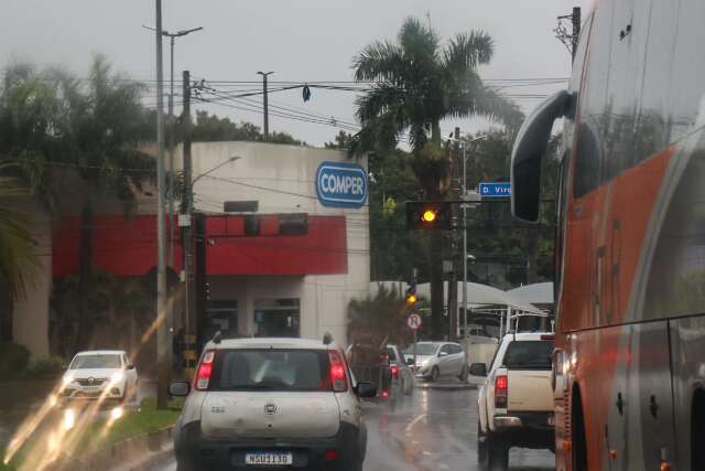 Chuva n&atilde;o d&aacute; tr&eacute;gua e sem&aacute;foros amanhecem intermitentes 