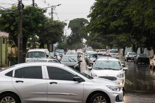 Confusão no trânsito na Rua Santana (Foto: Henrique Kawaminami)