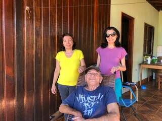 Jorgina, Irma e Claudio ficaram na casa após pais falecerem. (Foto: Jéssica Fernandes)
