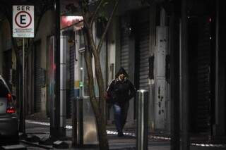 Mulher anda bem agasalhada no Centro da Capital (Foto: Henrique Kawaminami)