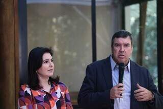 Ministra Simone Tebet ao lado do governador Eduardo Riedel durante agenda na Capital (Foto: Marcos Maluf/Arquivo)