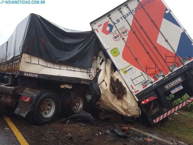 Motorista morre em acidente entre carreta e caminh&atilde;o 