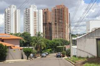 Contraste entre moradias horizontais e a expansão de prédios em Campo Grande (Foto: Paulo Francis)