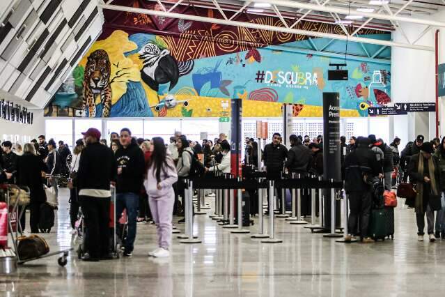 M&aacute;s condi&ccedil;&otilde;es de tempo atrasam chegada de passageiros no aeroporto  