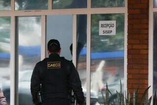 Policial do Gaeco durante busca e apreensão na sede da Sisep (Foto: Henrique Kawaminami)