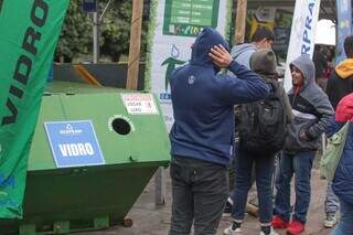 Materiais são depositados em caçambas adaptadas (Foto: Marcos Maluf)