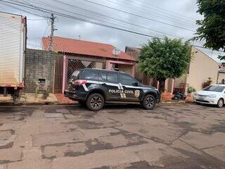 Viatura da Denar em frente à residência onde médico e namorado eram mantidos em cárcere. (Foto: Dayene Paz)