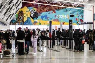 Terminal chegou a ficar lotado na manhã desta quinta-feira (Foto: Henrique Kawaminami)