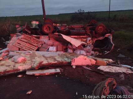 Caminhão carregado de carne fica destruído após colisão com ônibus na BR-262