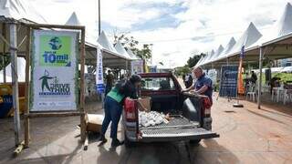 Entrega de materiais durante 8ª edição do Drive Thru da Reciclagem, no Bioparque Pantanal, em abril deste ano. (Foto: Divulgação/PMCG)