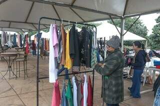 Alimentos e itens de higiene podem ser trocados por roupas na feira (Foto: Marcos Maluf)