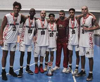 Gigante de 2,04 m aos 14 anos, piv&ocirc; de MS &eacute; promessa do basquete 