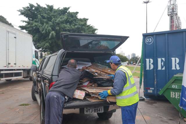 No 1&ordm; dia, drive-thru da reciclagem tem feira de projetos e recebe descartes