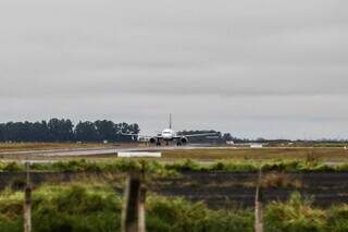 Avião pousando nesta manhã no Aeroporto Internacional de Campo Grande (Foto: Henrique Kawaminami) 