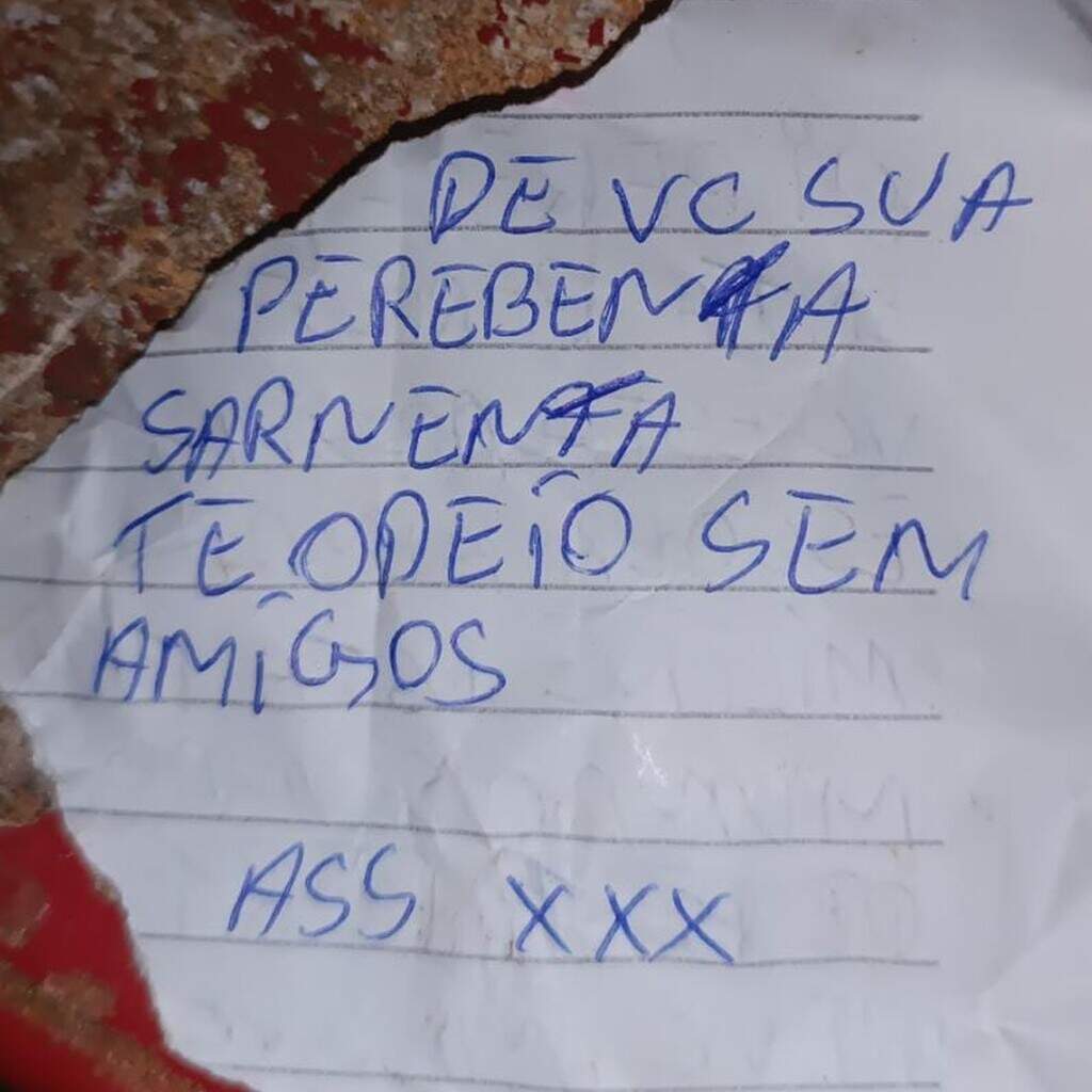 Aluna sofre com doença fogo selvagem e bilhetes do tipo 