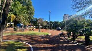 Dia ficou lindo, ótimo para aproveitar a Praça Ary Coelho. (Foto: Antônio Bispo)