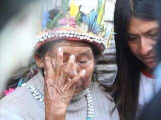 Mulher indígena chora em velório do indígena Simeão Vilhalva, morto em conflito agrário em Antonio João (Foto: Arquivo)