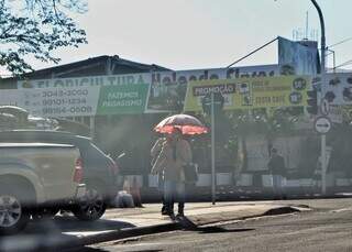 Mas teve gente que fugiu do sol com sombrinha. (Foto: Paulo Francis)