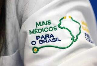 Jaleco de médica bordado com logo do programa Mais Médicos (Foto: Divulgação)