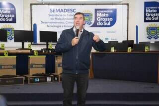 Governador Eduardo Riedel (PSDB), durante discurso de entrega de equipamentos na Semadesc, em Campo Grande. (Foto: Alex Machado)