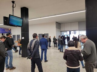 Pessoas aguardando no portão de desembarque no Aeroporto Internacional (Foto: Gabriel de Matos)