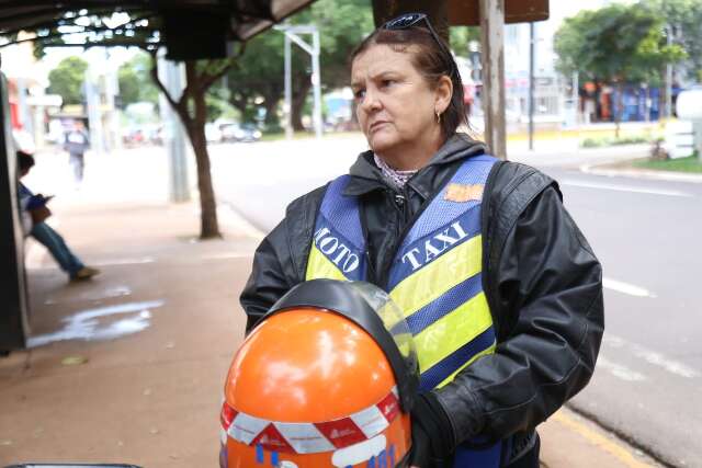 Enquanto motoristas de aplicativo comemoram, mototaxistas penam no tempo frio