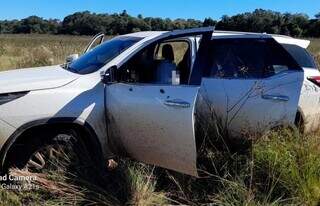 Toyota Fortuner crivada de balas em fazenda na fronteira; motorista e passageiro morreram (Foto: Última Hora)
