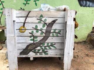 Na calçada caixote de madeira com desenhos é ponto de doação. (Foto: Jéssica Fernandes)